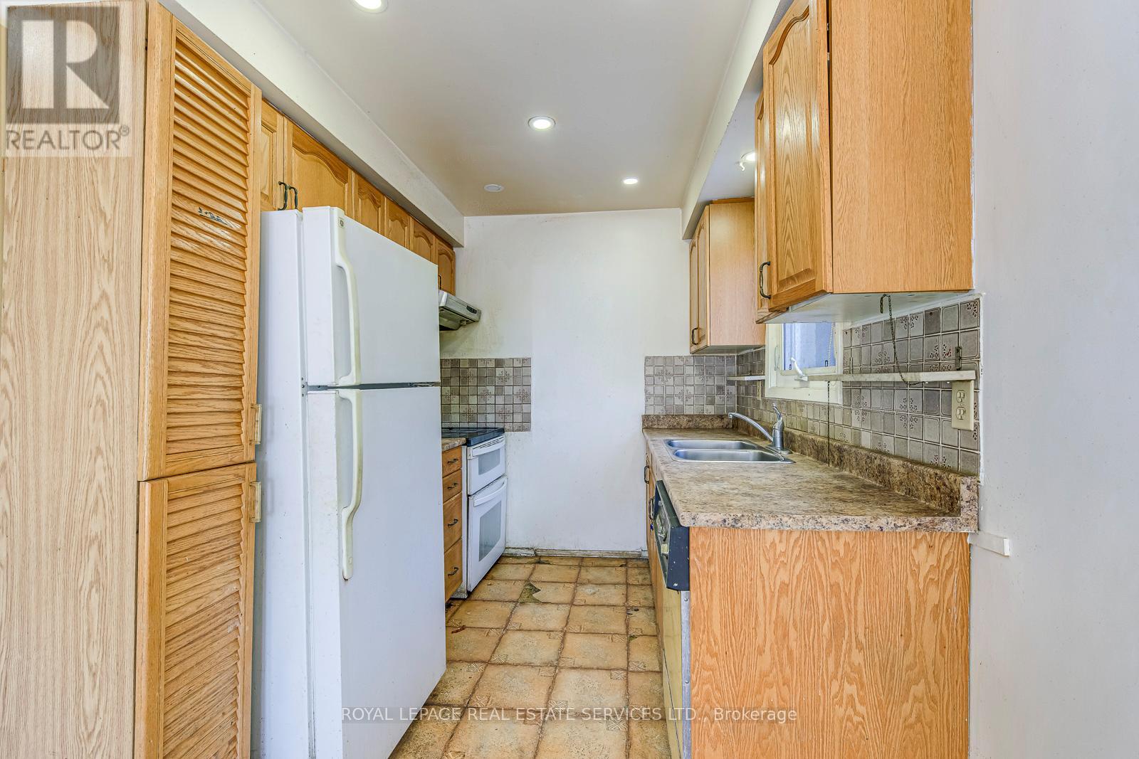 66 Banting Crescent, Brampton, Ontario L6Y 2K9 - Photo 7 - W12614844