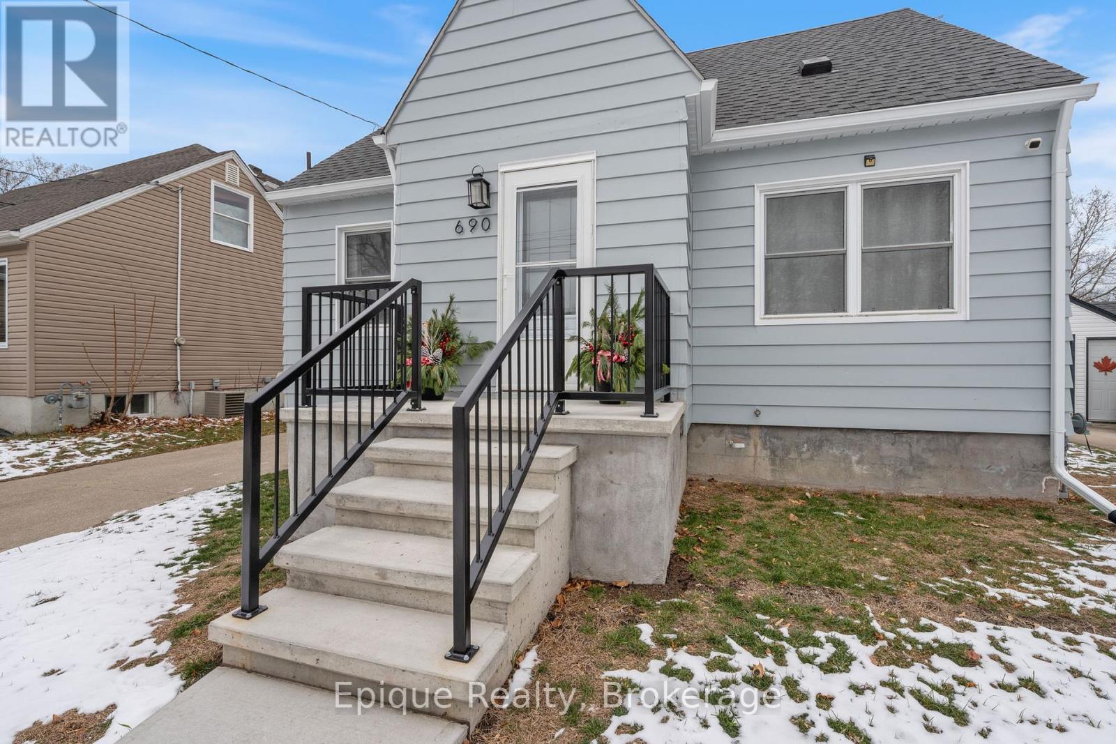 690 Rosedale Avenue, Sarnia, Ontario N7V 1Z7 - Photo 2 - X12614838