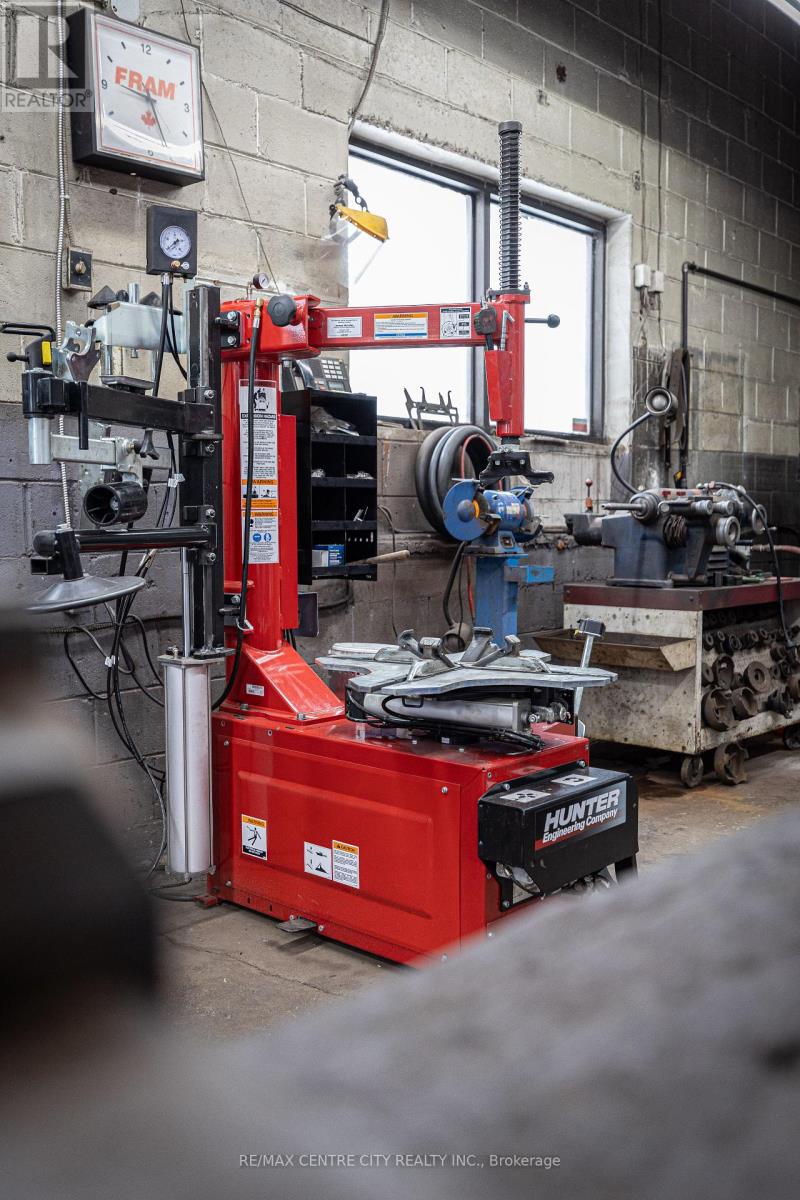 827 Central Avenue, London East (East G), Ontario  N5W 3R1 - Photo 19 - X12614870