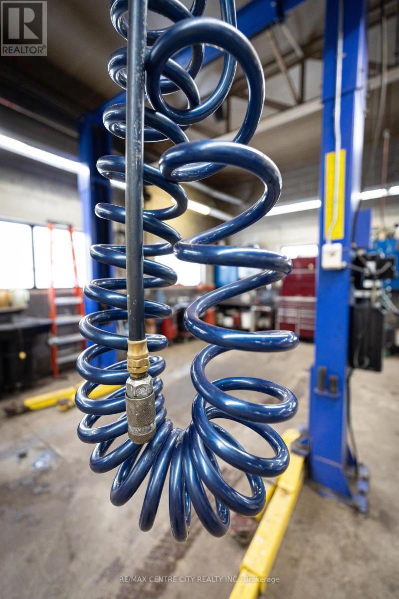 827 Central Avenue, London East (East G), Ontario  N5W 3R1 - Photo 23 - X12614870