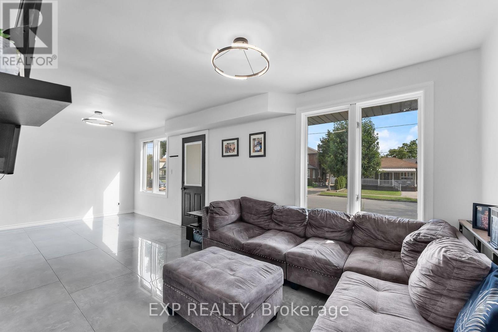 249 Wallace Avenue S, Welland (Lincoln/crowland), Ontario  L3B 1R7 - Photo 4 - X12614908