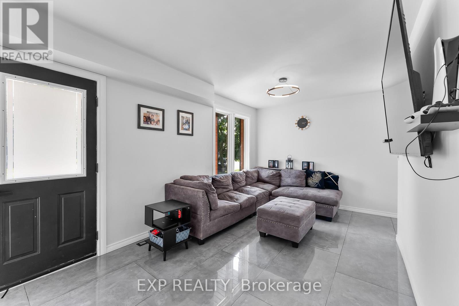 249 Wallace Avenue S, Welland (Lincoln/crowland), Ontario  L3B 1R7 - Photo 5 - X12614908