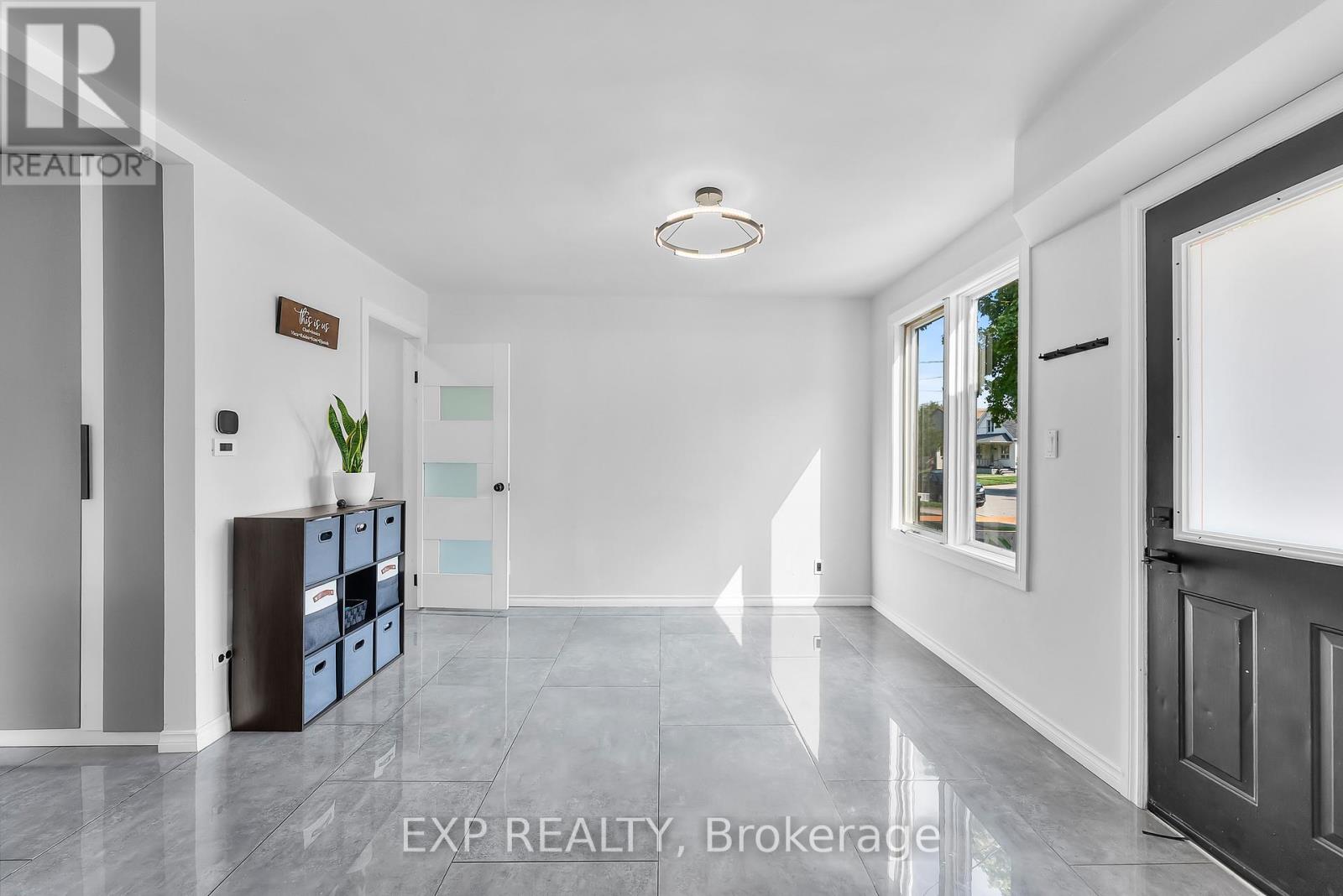 249 Wallace Avenue S, Welland (Lincoln/crowland), Ontario  L3B 1R7 - Photo 6 - X12614908