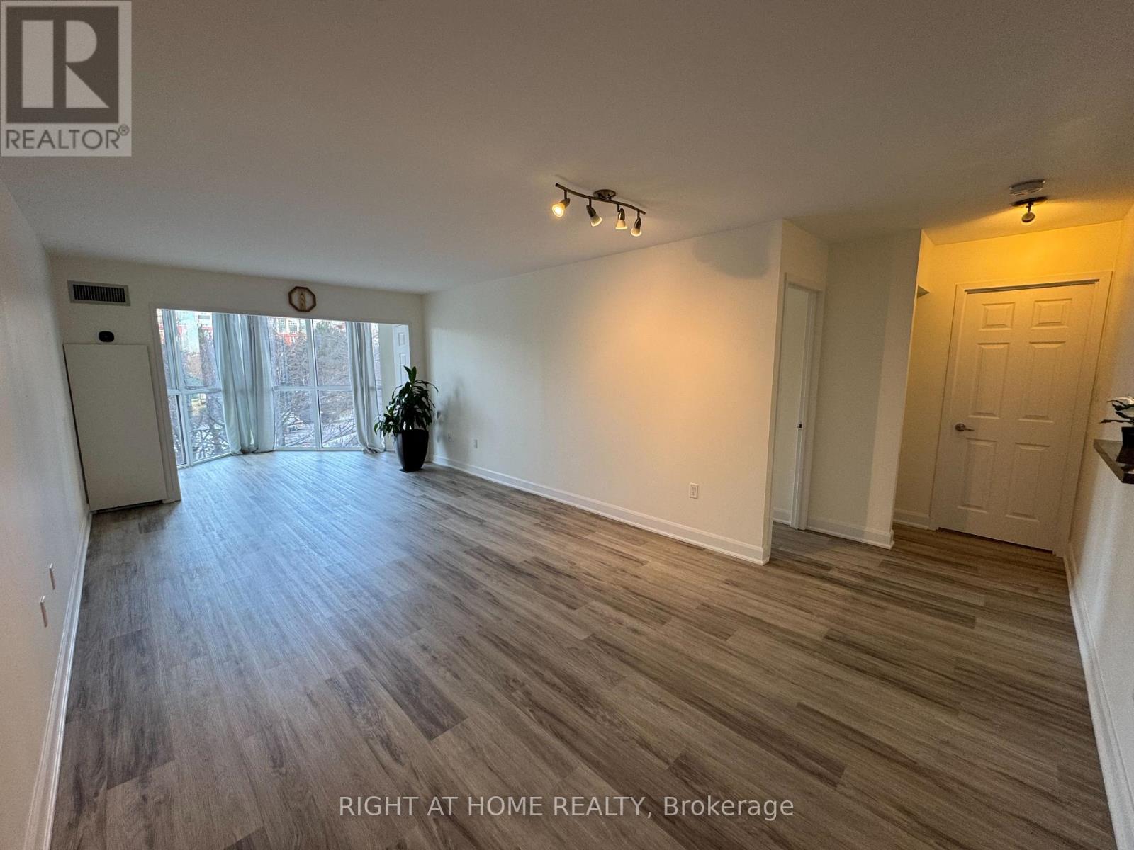 306 - 5 Concorde Place, Toronto, Ontario  M3C 3M8 - Photo 2 - C12614888