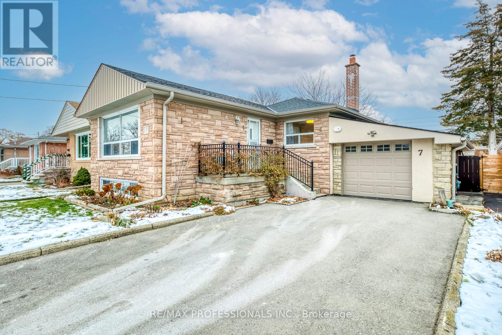 7 Belgate Place, Toronto, Ontario  M9C 3Y5 - Photo 3 - W12614912
