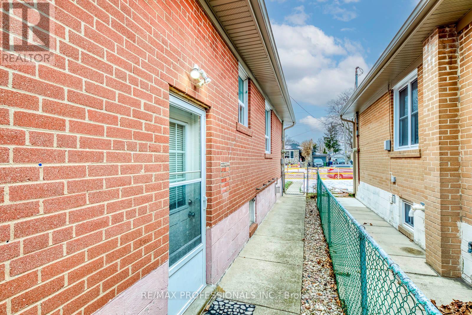 7 Belgate Place, Toronto, Ontario  M9C 3Y5 - Photo 34 - W12614912