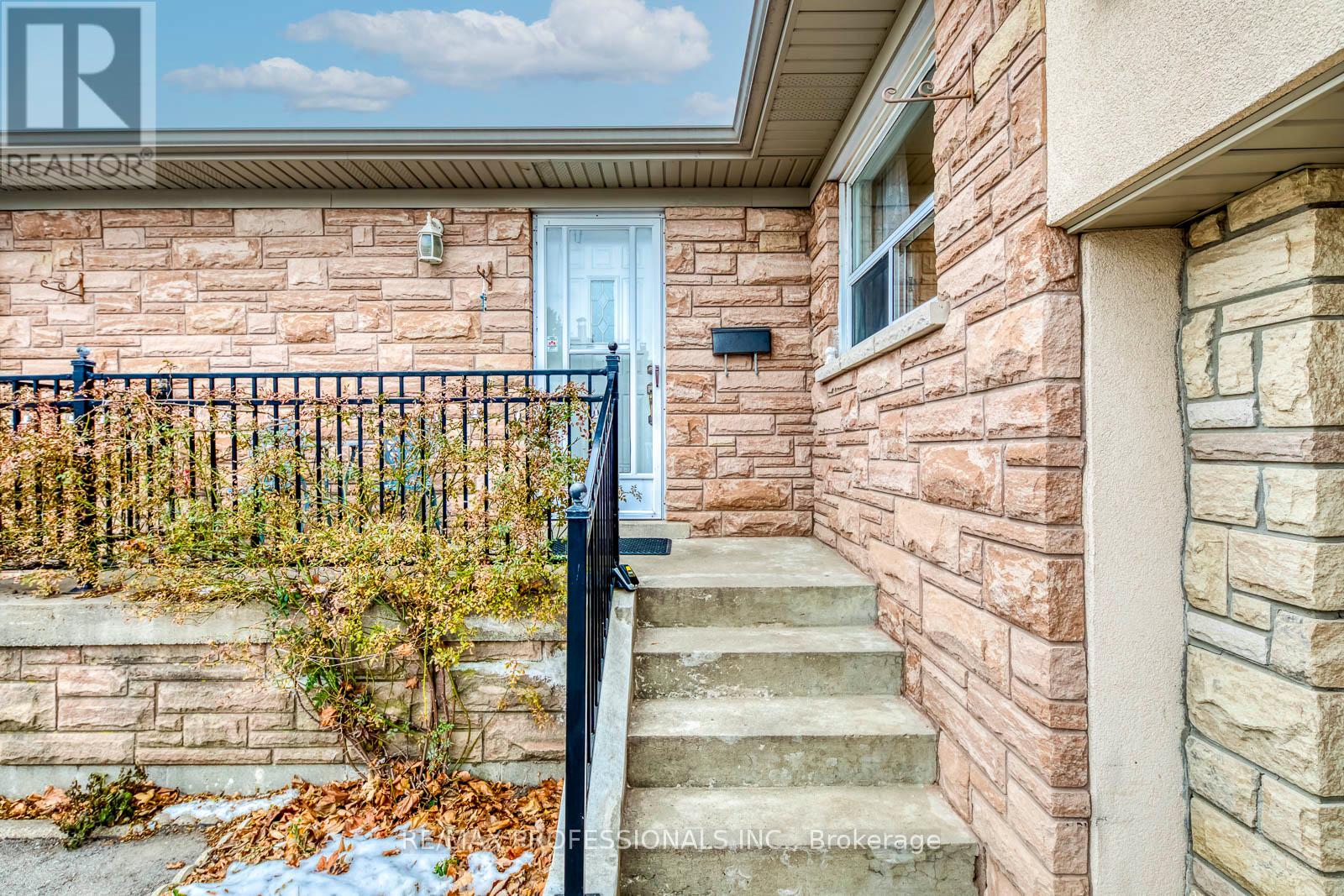 7 Belgate Place, Toronto, Ontario  M9C 3Y5 - Photo 4 - W12614912