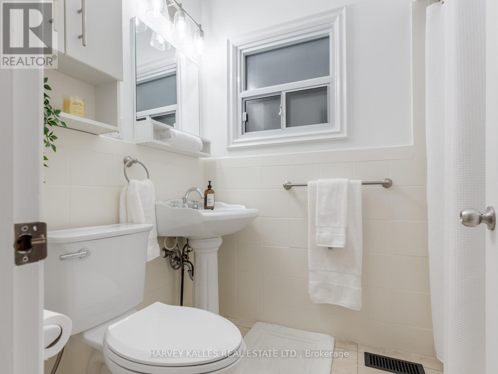 204 Belgravia Avenue, Toronto, Ontario  M6E 2M8 - Photo 19 - W12614914