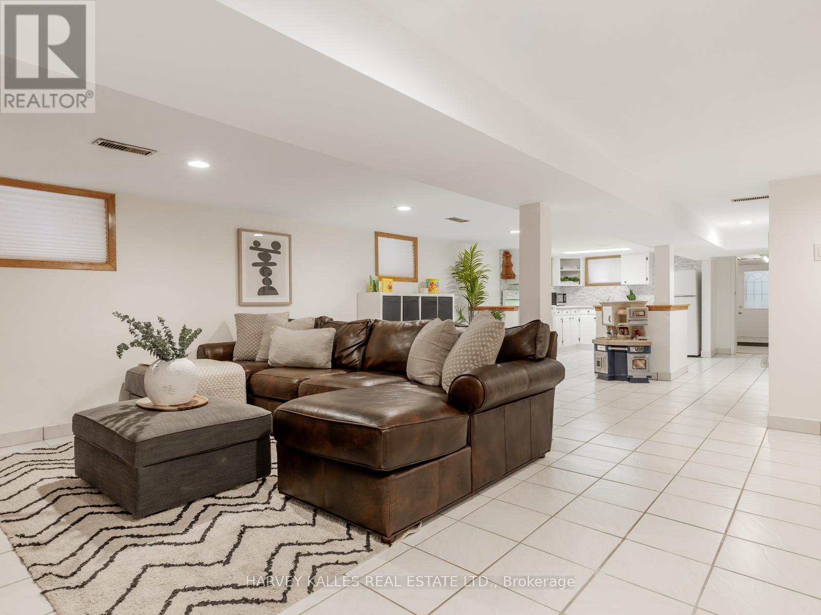 204 Belgravia Avenue, Toronto, Ontario  M6E 2M8 - Photo 23 - W12614914