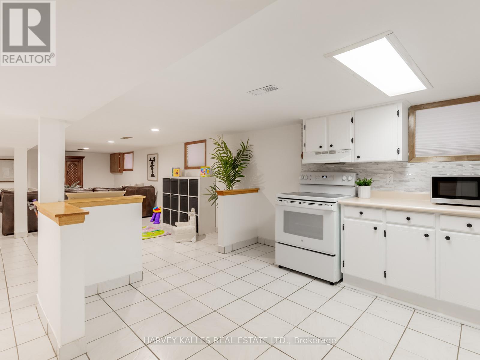 204 Belgravia Avenue, Toronto, Ontario  M6E 2M8 - Photo 24 - W12614914