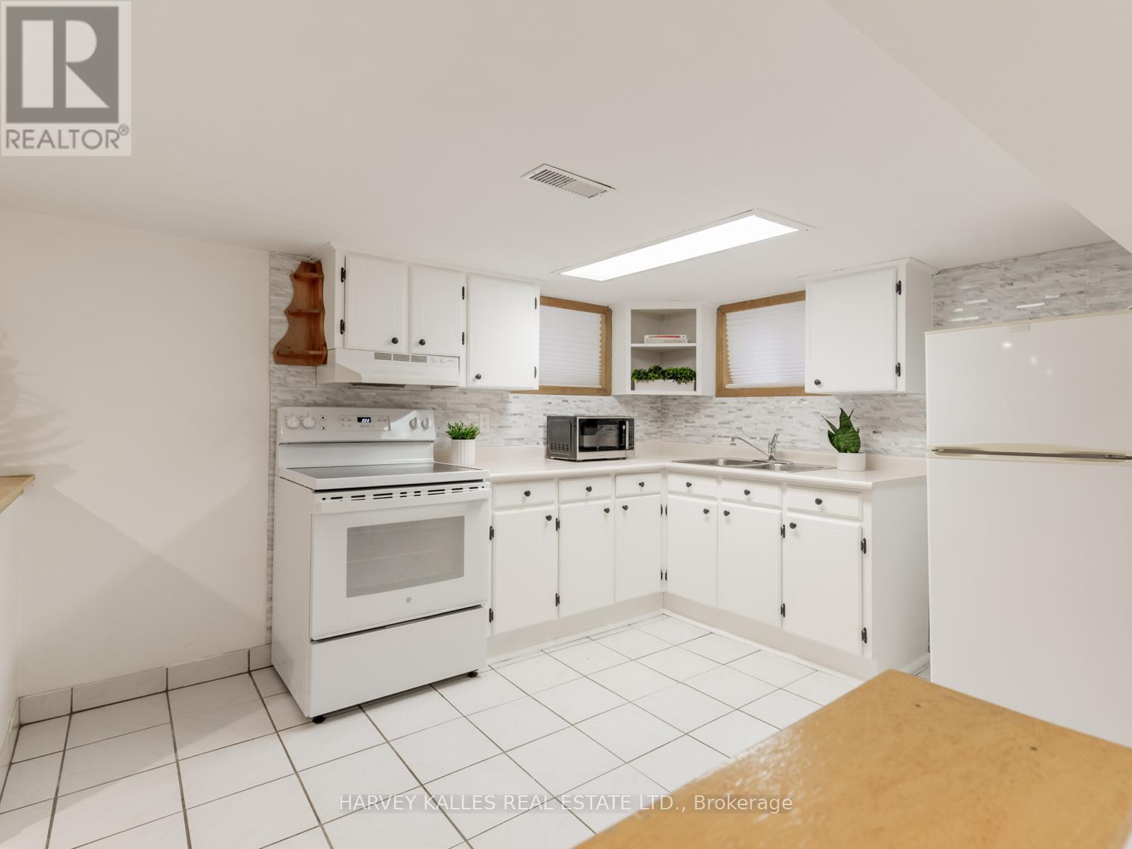 204 Belgravia Avenue, Toronto, Ontario  M6E 2M8 - Photo 26 - W12614914