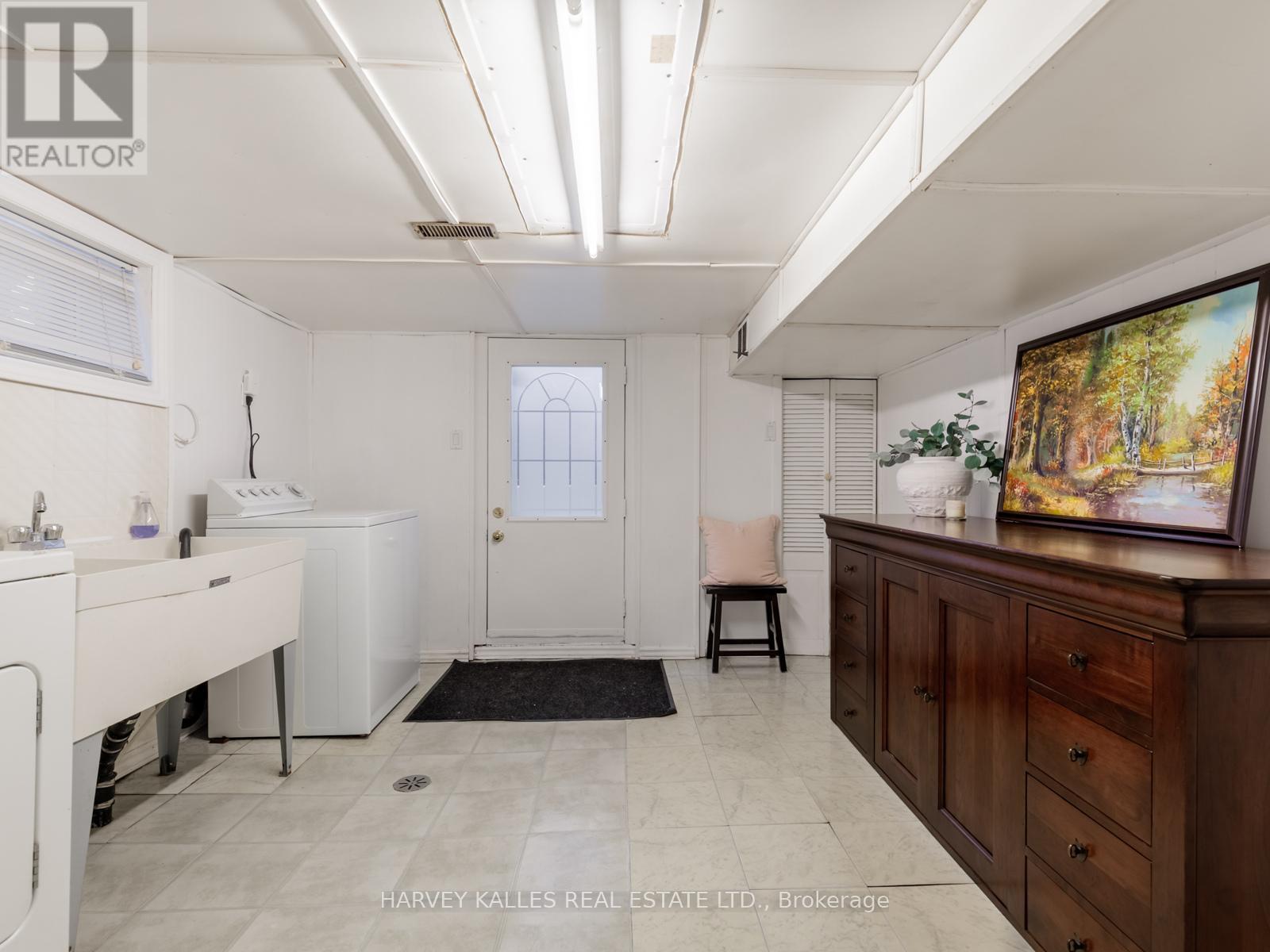 204 Belgravia Avenue, Toronto, Ontario  M6E 2M8 - Photo 28 - W12614914