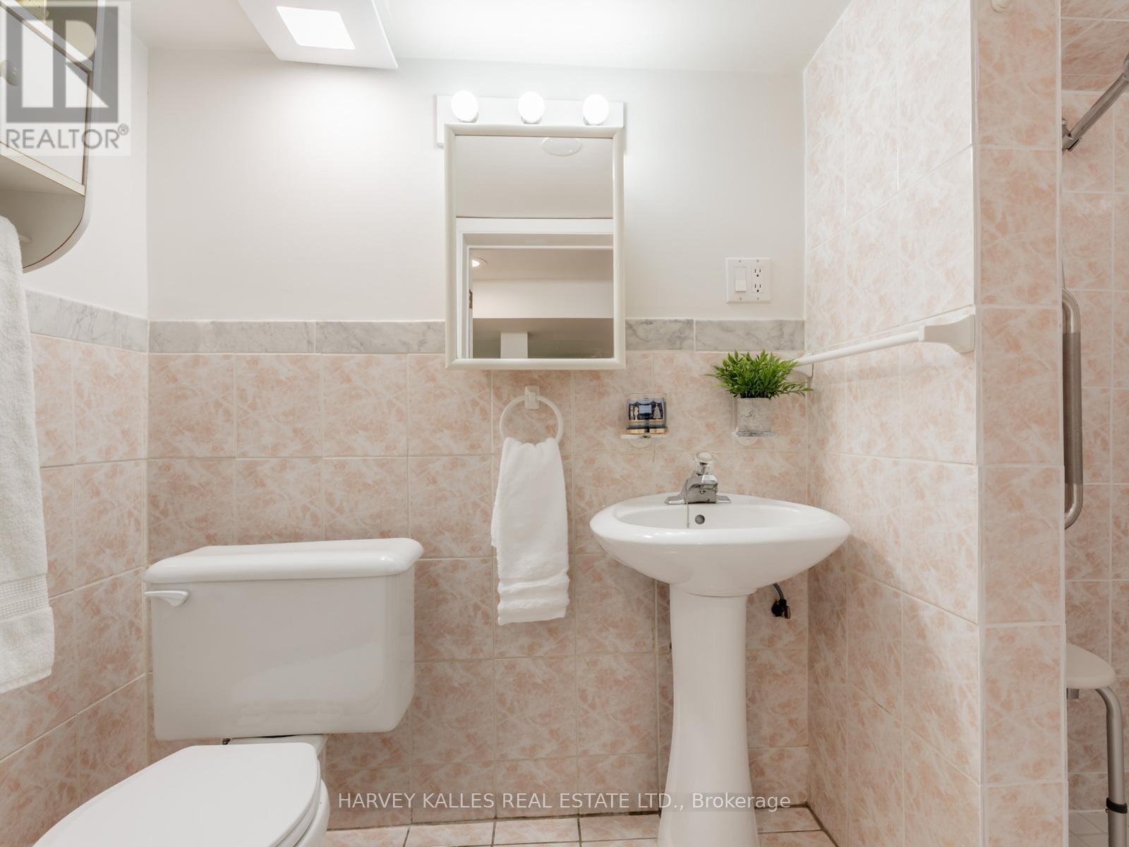 204 Belgravia Avenue, Toronto, Ontario  M6E 2M8 - Photo 29 - W12614914