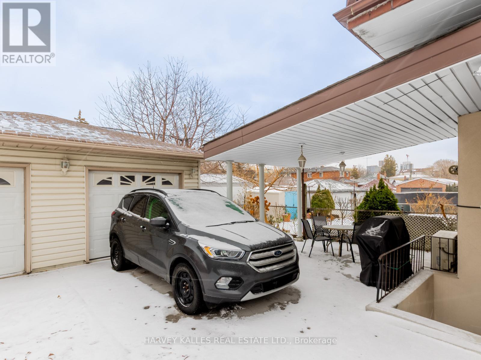 204 Belgravia Avenue, Toronto, Ontario  M6E 2M8 - Photo 30 - W12614914