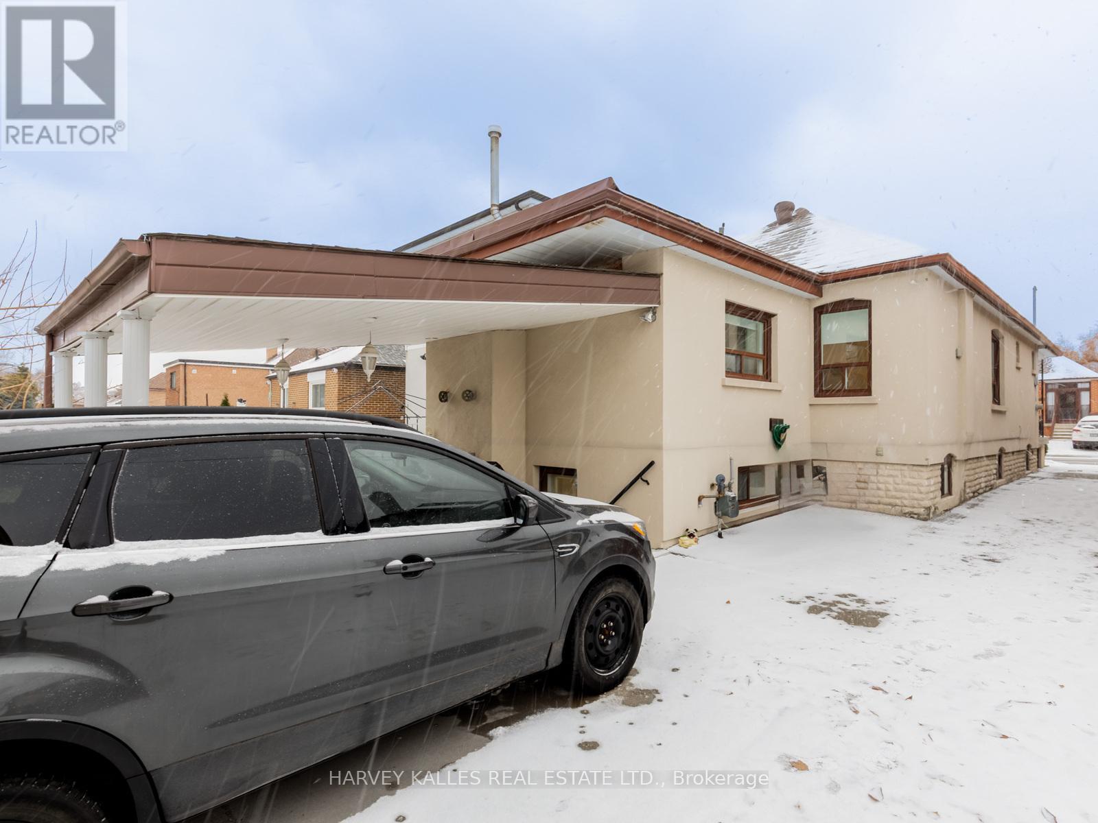 204 Belgravia Avenue, Toronto, Ontario  M6E 2M8 - Photo 31 - W12614914