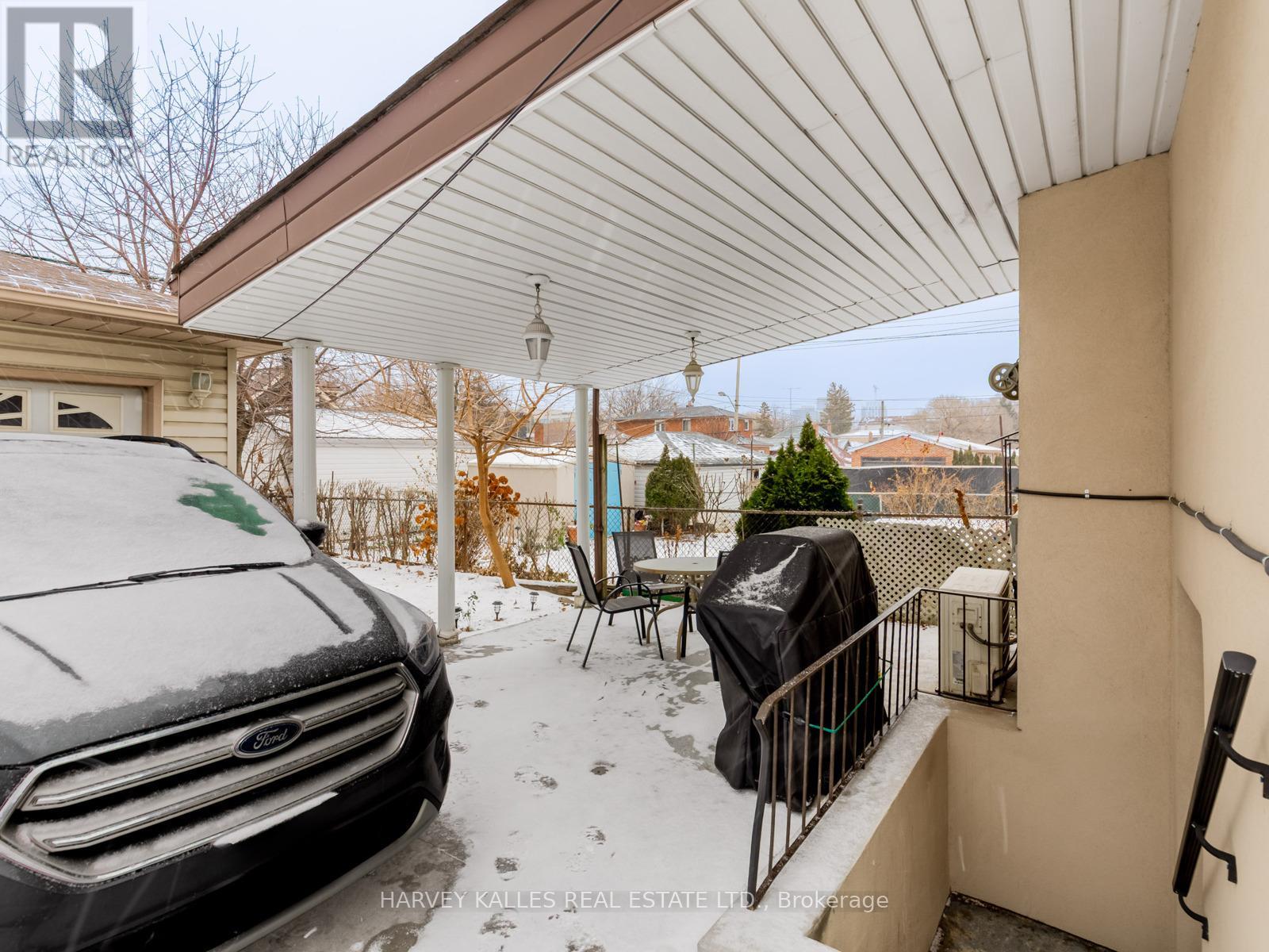 204 Belgravia Avenue, Toronto, Ontario  M6E 2M8 - Photo 33 - W12614914