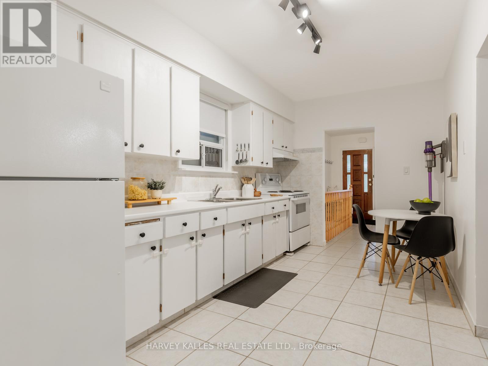 204 Belgravia Avenue, Toronto, Ontario  M6E 2M8 - Photo 5 - W12614914