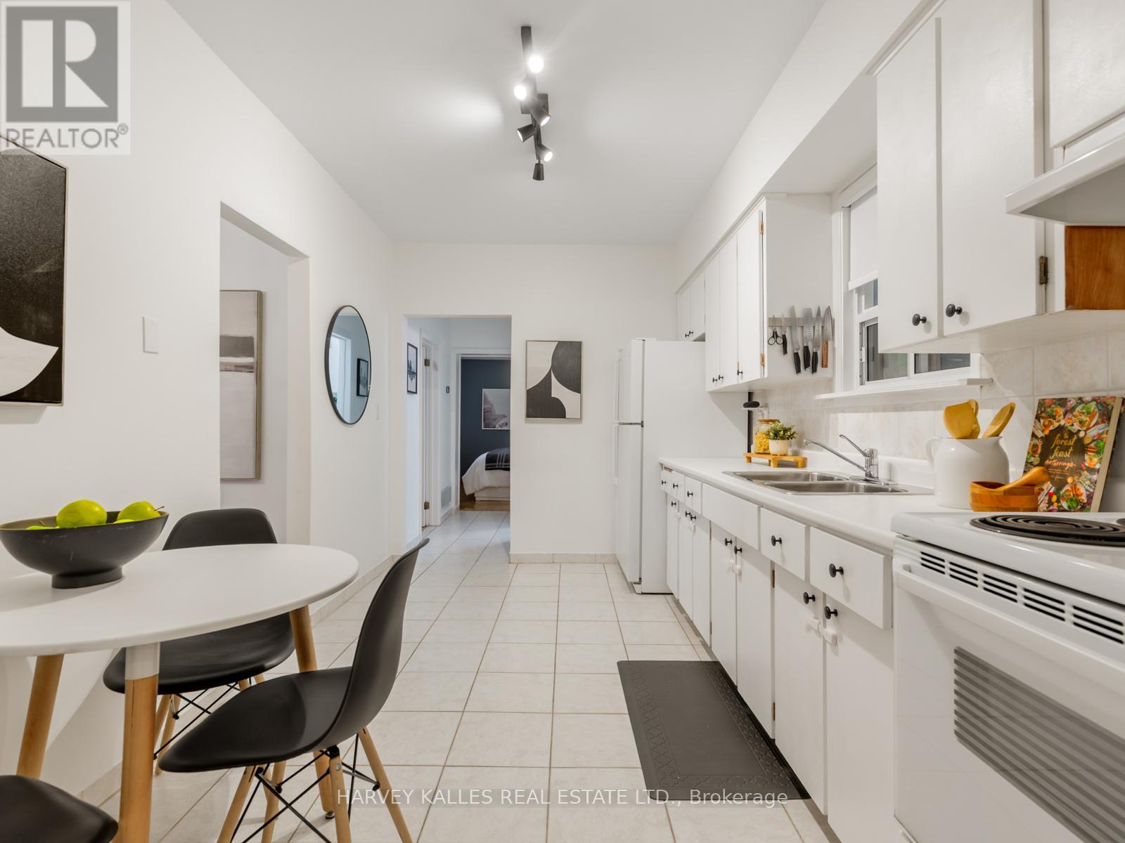 204 Belgravia Avenue, Toronto, Ontario  M6E 2M8 - Photo 6 - W12614914