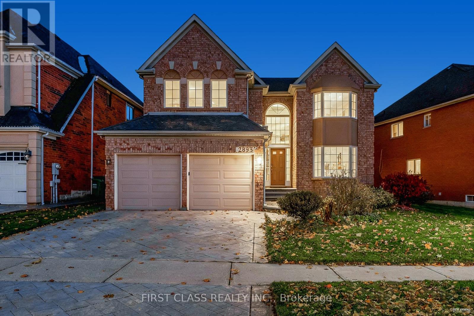 2893 Peacock Drive, Mississauga, Ontario L5M 5S2 - Photo 2 - W12554974