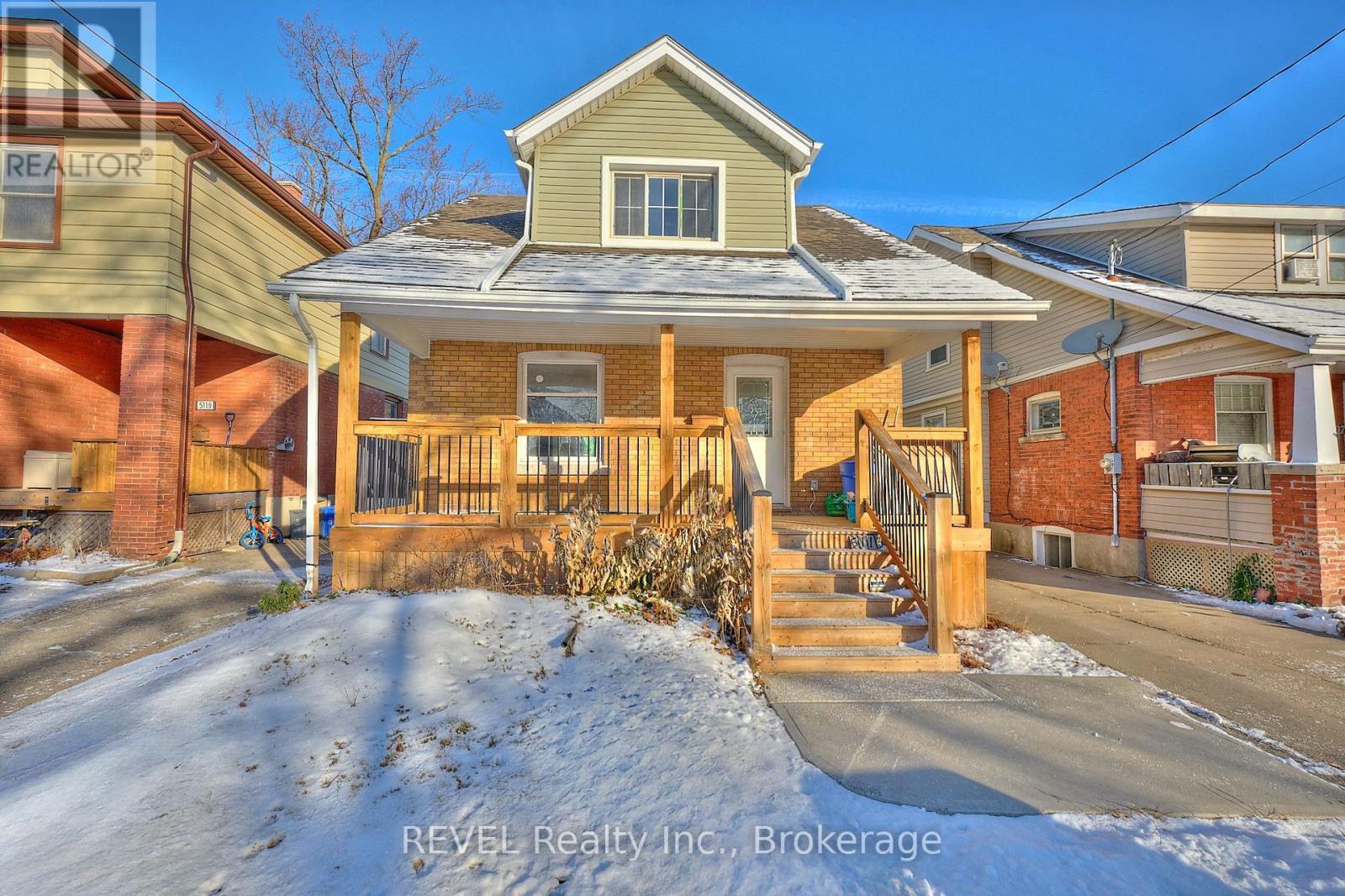 5113 Willmott Street, Niagara Falls, Ontario  L2E 2A4 - Photo 1 - X12612630