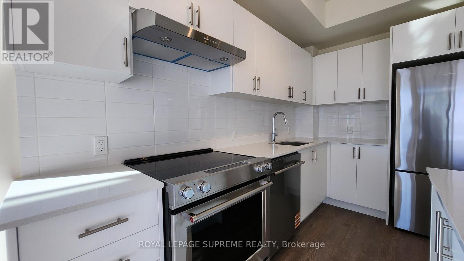 1005 - 27 Korda Gate, Vaughan, Ontario  L4K 0P6 - Photo 2 - N12568626