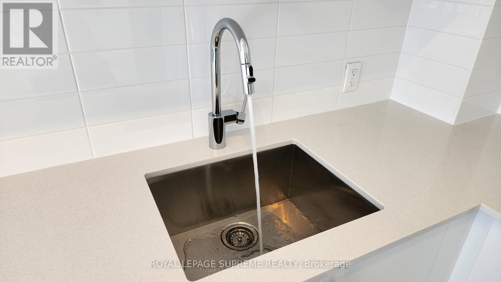 1005 - 27 Korda Gate, Vaughan, Ontario  L4K 0P6 - Photo 3 - N12568626