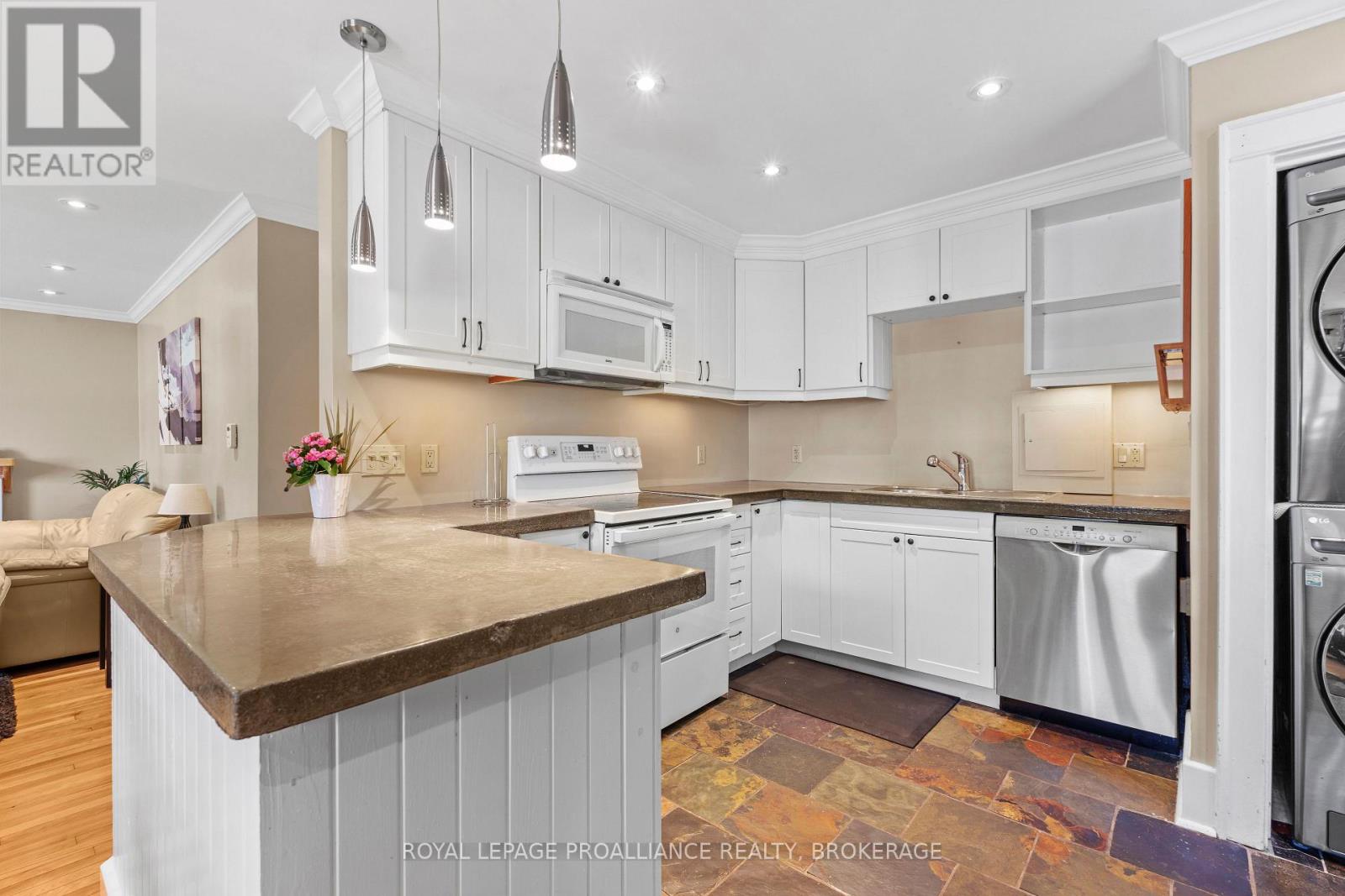 168 Macdonnell Street, Kingston (Central City East), Ontario  K7L 4B8 - Photo 12 - X12615044