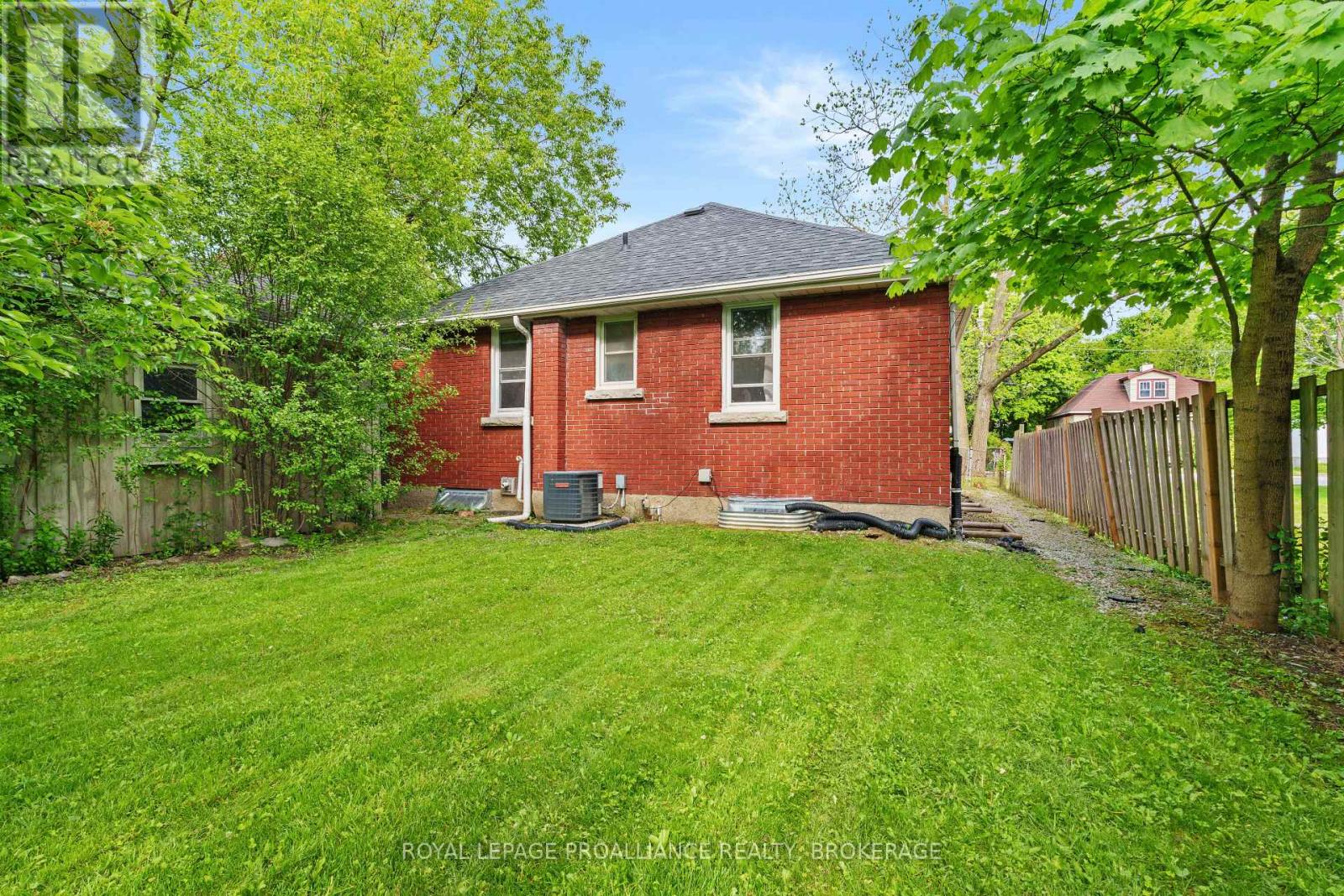 168 Macdonnell Street, Kingston (Central City East), Ontario  K7L 4B8 - Photo 7 - X12615044