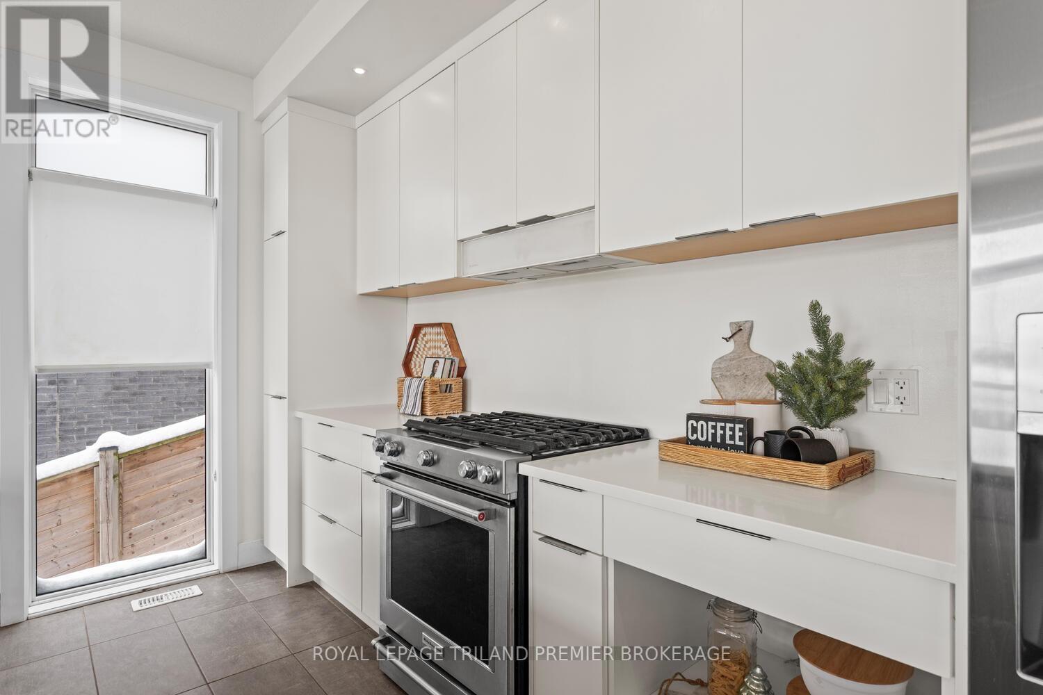 2054 Wateroak Drive, London North, Ontario  N6G 5B4 - Photo 12 - X12615124