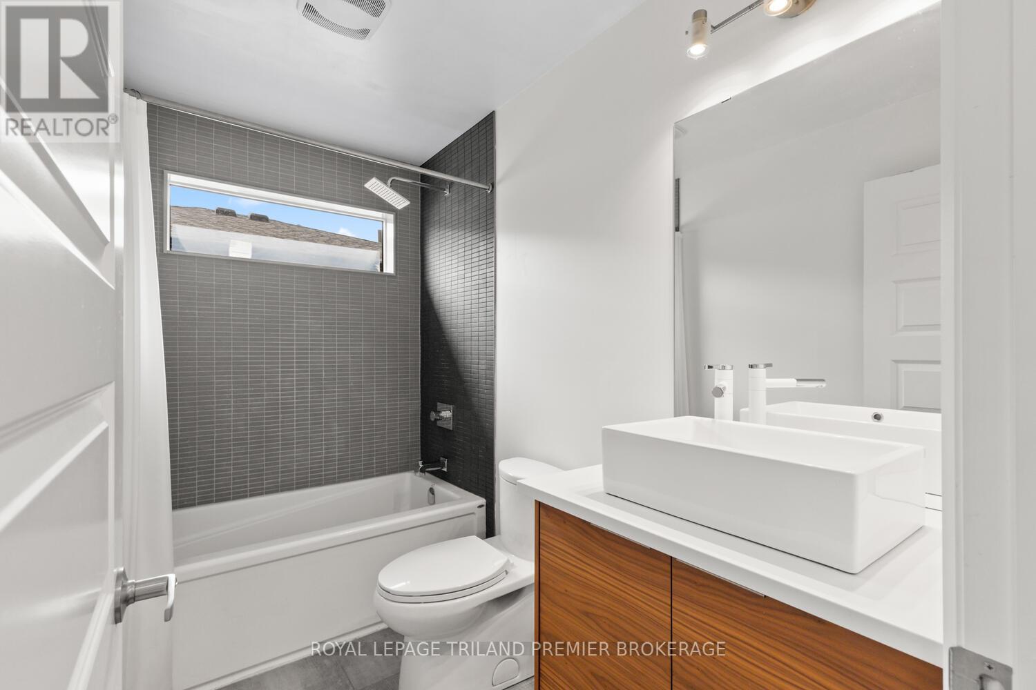 2054 Wateroak Drive, London North, Ontario  N6G 5B4 - Photo 34 - X12615124