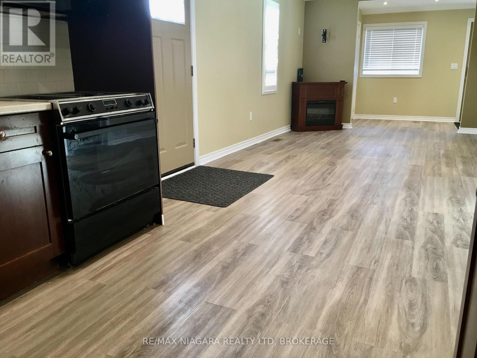 4576 Kalar Road, Niagara Falls, Ontario L2H 1S9 - Photo 12 - X12603454