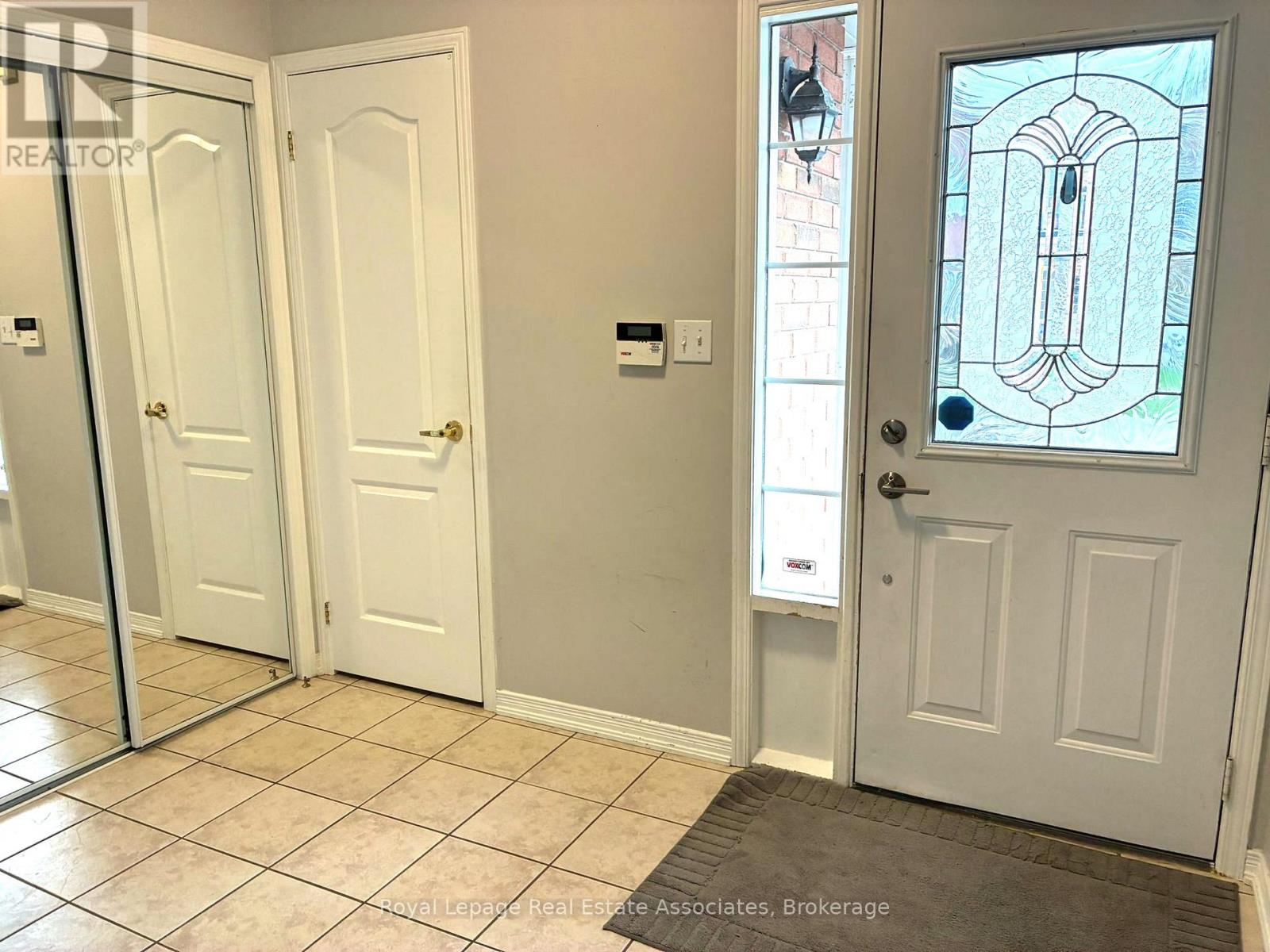 21 Ridgegate Place, Hamilton, Ontario  L8E 6C7 - Photo 4 - X12614936