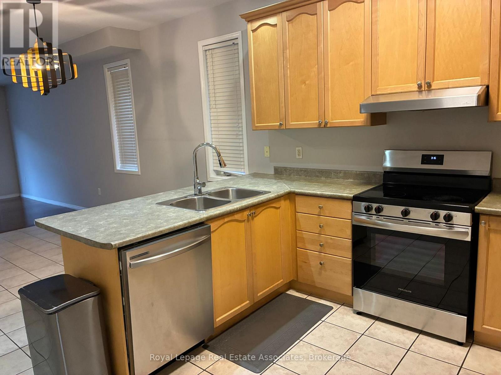 21 Ridgegate Place, Hamilton, Ontario  L8E 6C7 - Photo 8 - X12614936