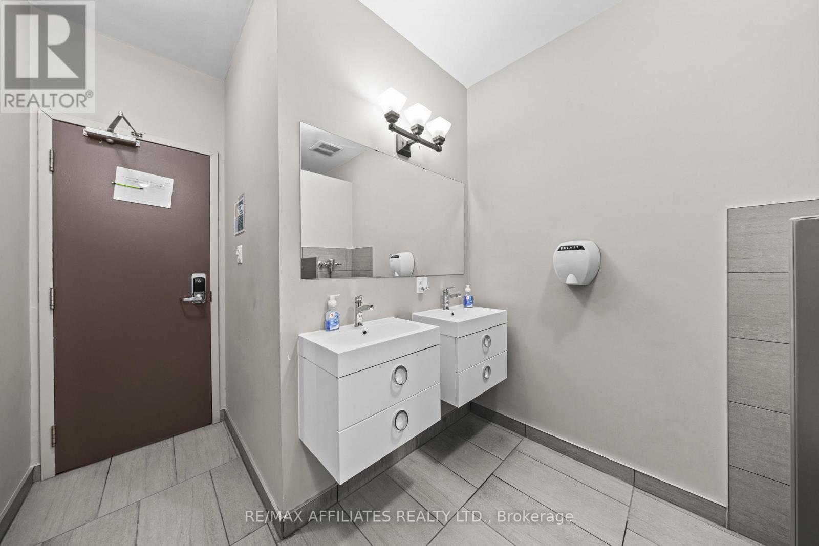 209-210 - 346 Richmond Road E, Ottawa, Ontario K2A 0E7 - Photo 10 - X12615038