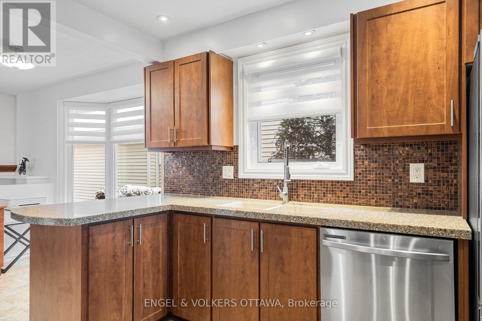 29 Valley Ridge Street, Ottawa, Ontario  K2E 7W3 - Photo 17 - X12615212