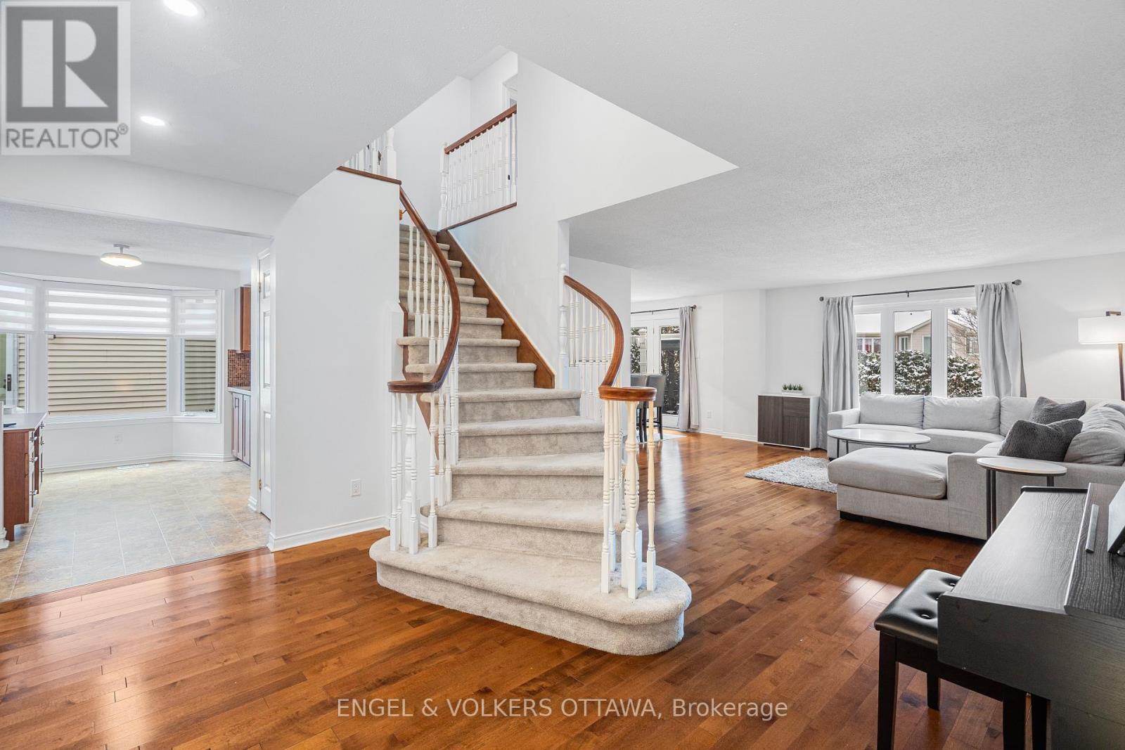 29 Valley Ridge Street, Ottawa, Ontario  K2E 7W3 - Photo 6 - X12615212