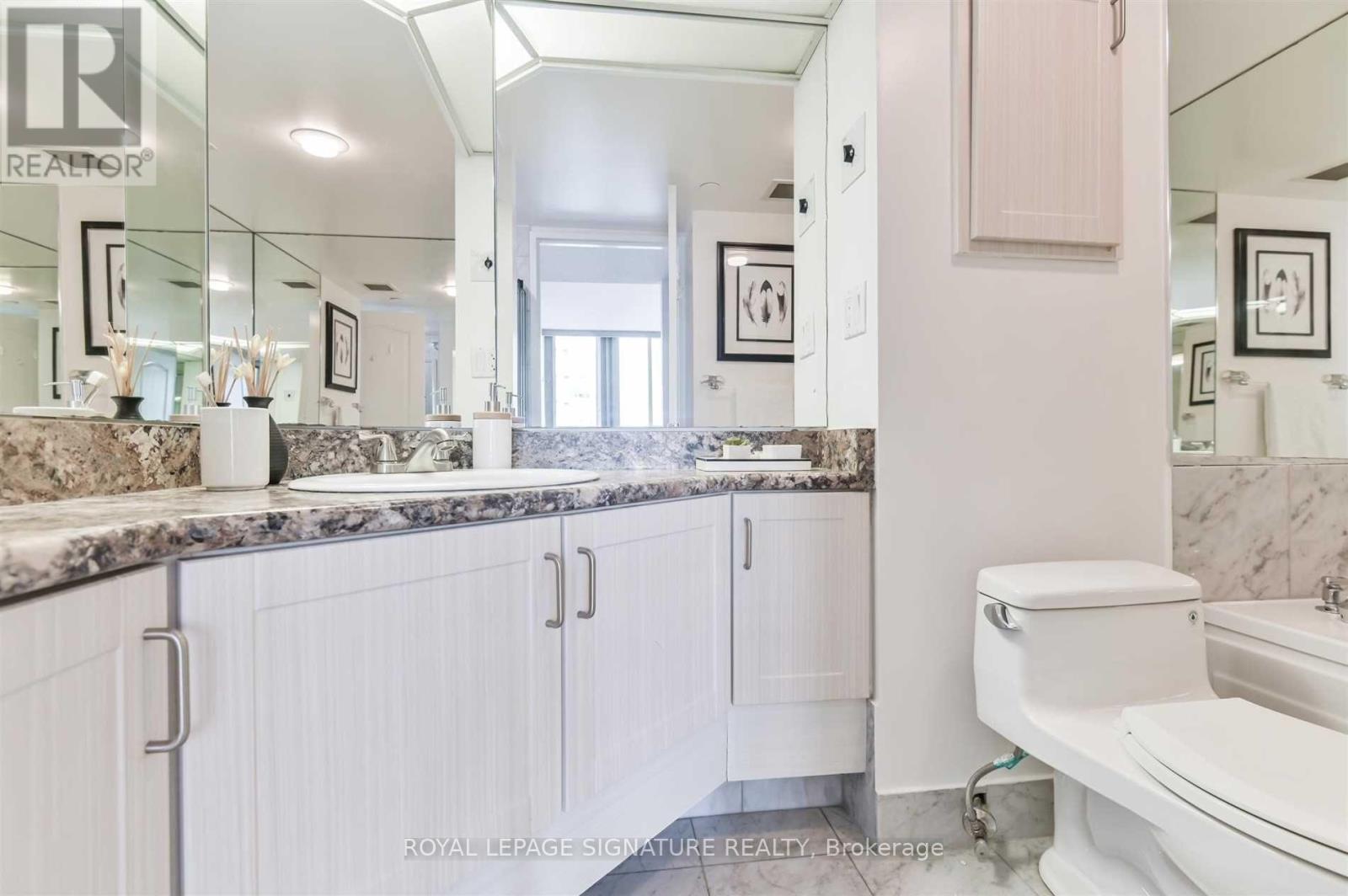 2001 - 38 Elm Street, Toronto, Ontario  M5G 2K5 - Photo 17 - C12615060