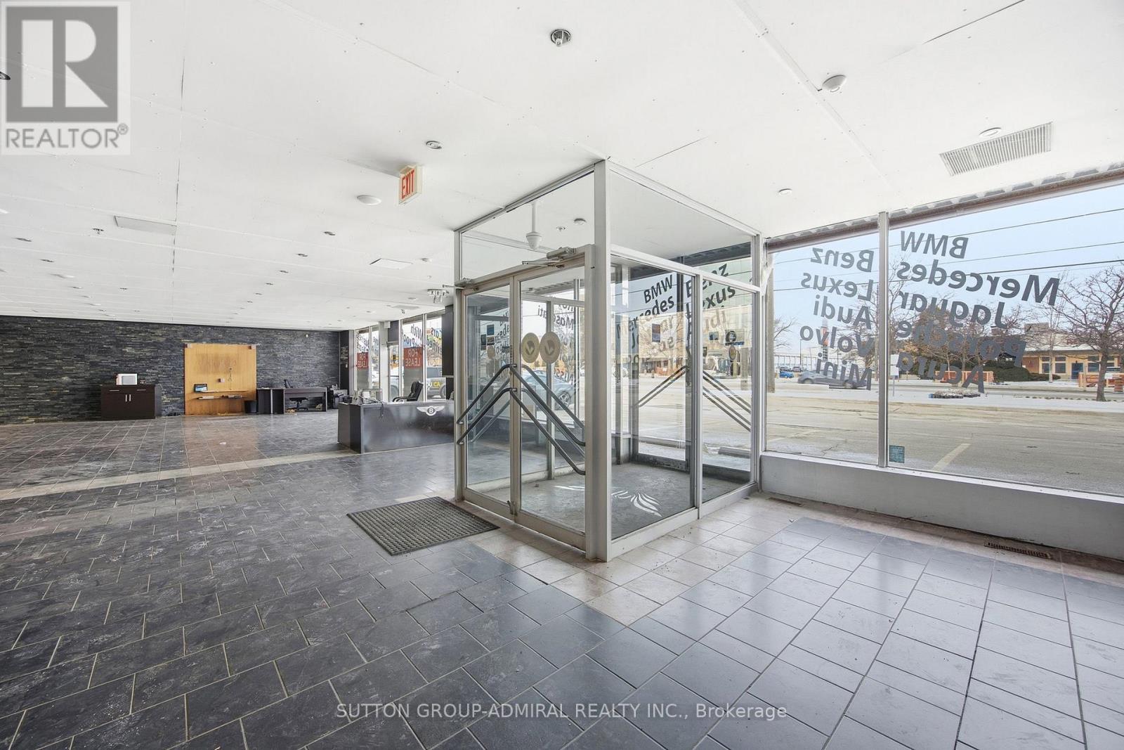 1017 Finch Avenue W, Toronto, Ontario M3J 2C7 - Photo 6 - W12518400