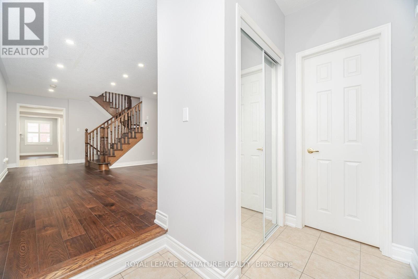 527 Nairn Circle, Milton, Ontario  L9T 8A8 - Photo 6 - W12615034