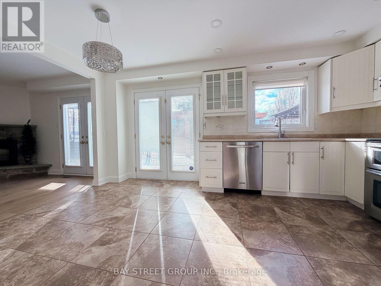 1412 Peerless Court, Oakville, Ontario  L6H 3A4 - Photo 12 - W12615040