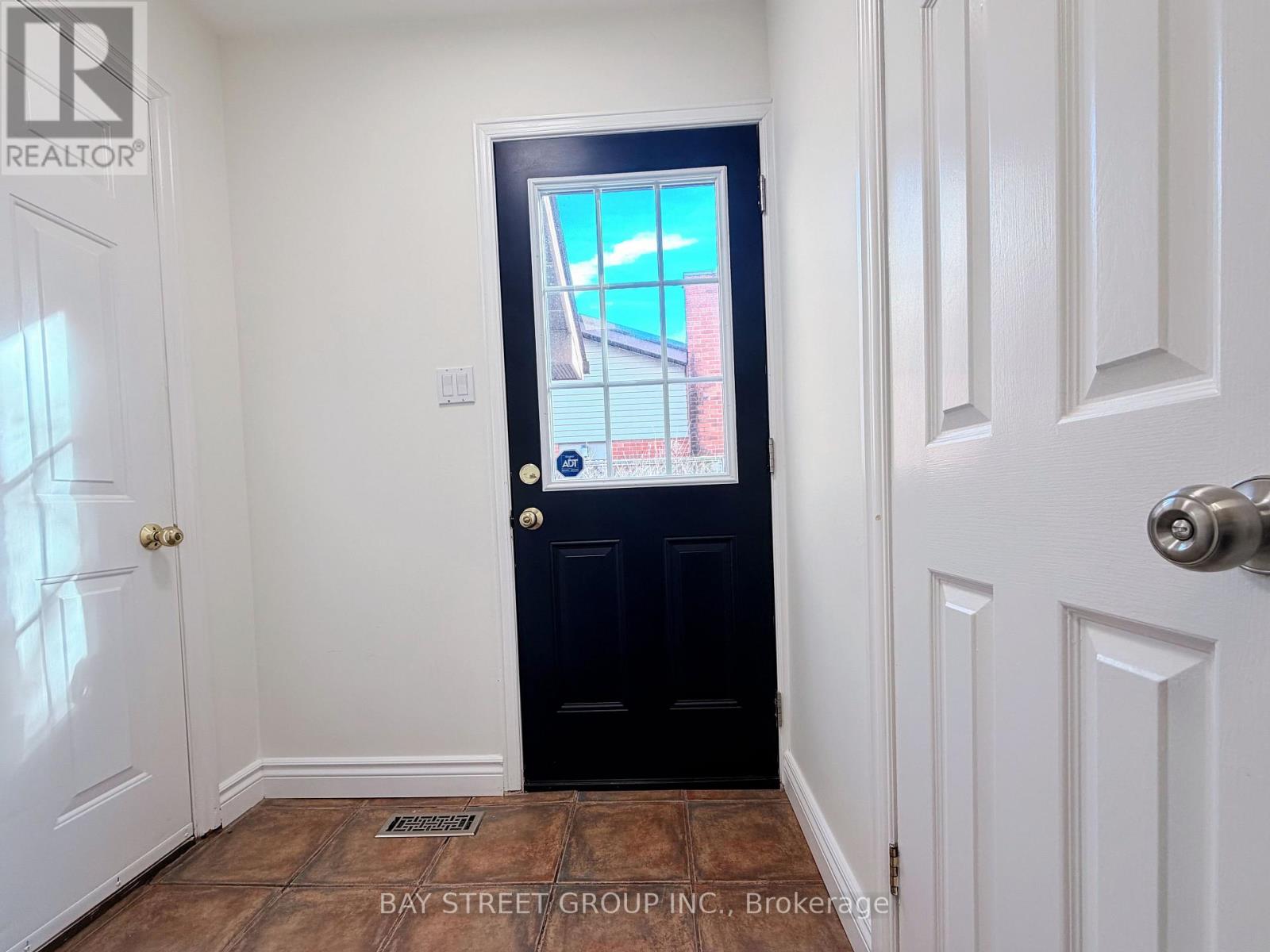 1412 Peerless Court, Oakville, Ontario  L6H 3A4 - Photo 4 - W12615040