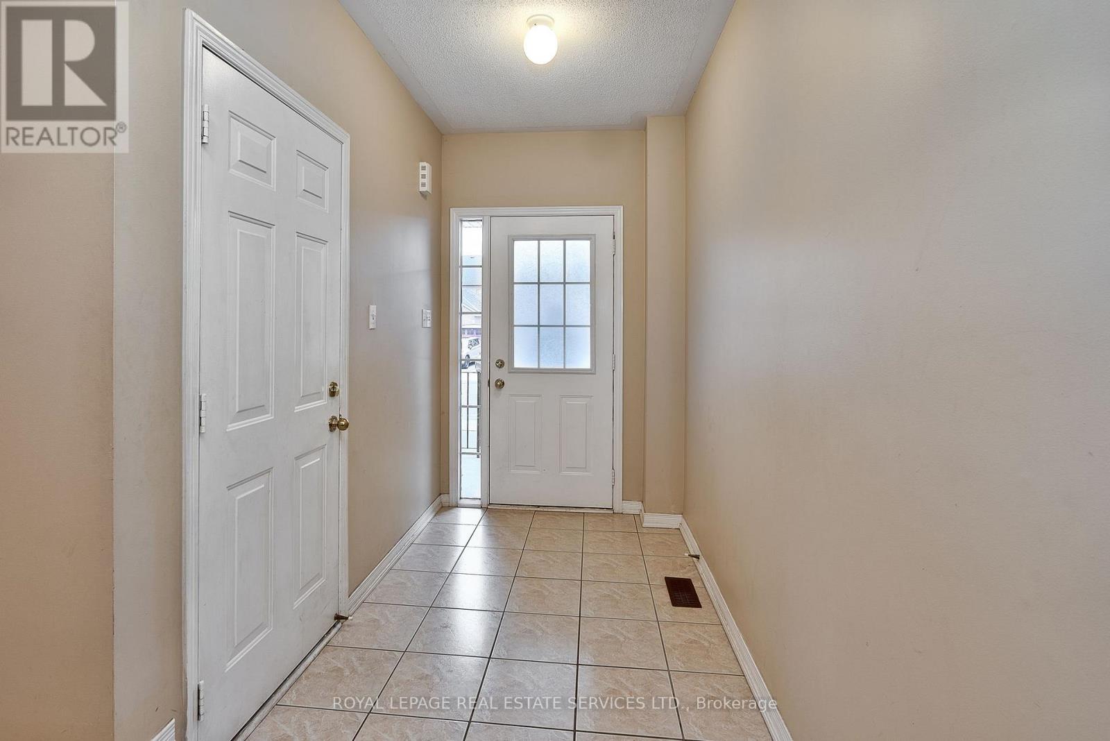 1765 Cobra Crescent, Burlington, Ontario  L7L 7L6 - Photo 4 - W12615132