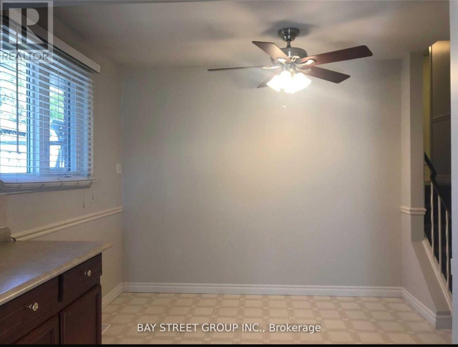 Upper - 641 Eaglemount Crescent, Mississauga, Ontario  L5C 1N8 - Photo 10 - W12615138