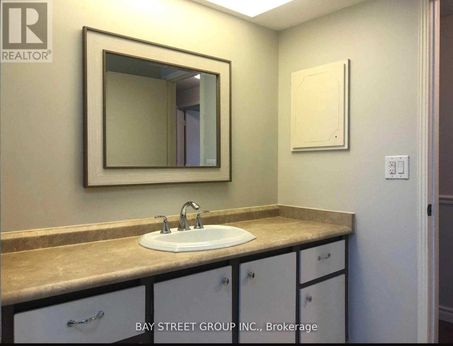 Upper - 641 Eaglemount Crescent, Mississauga, Ontario  L5C 1N8 - Photo 19 - W12615138