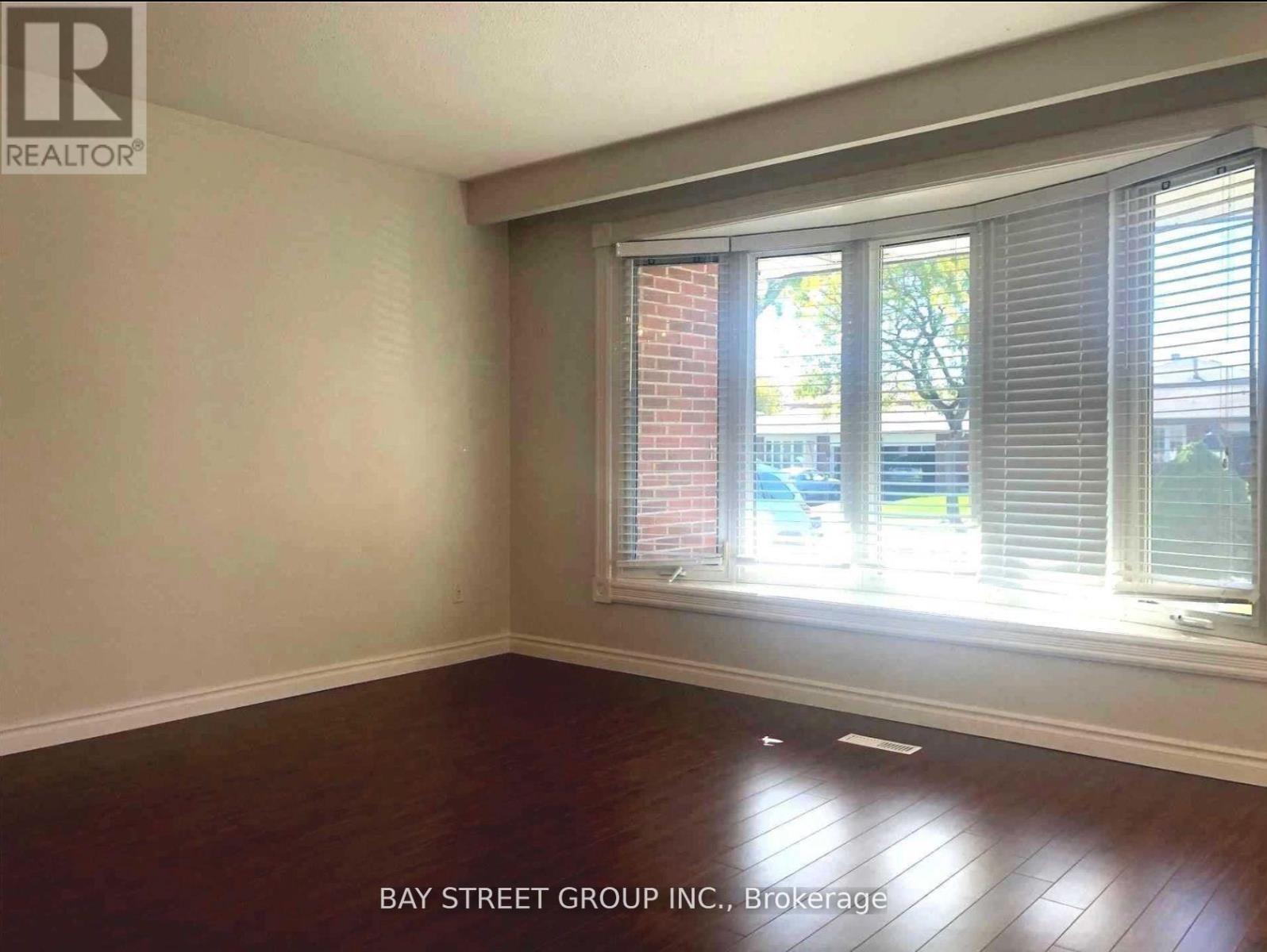 Upper - 641 Eaglemount Crescent, Mississauga, Ontario  L5C 1N8 - Photo 2 - W12615138