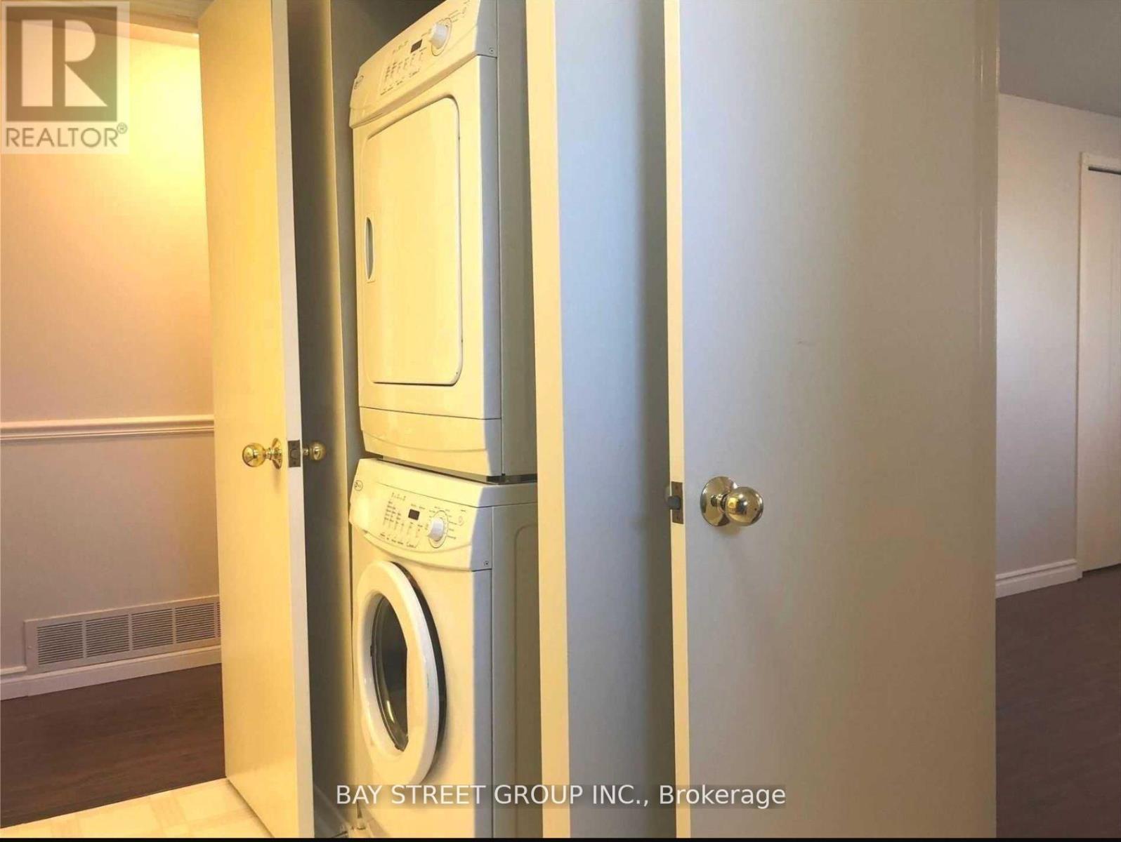 Upper - 641 Eaglemount Crescent, Mississauga, Ontario  L5C 1N8 - Photo 21 - W12615138