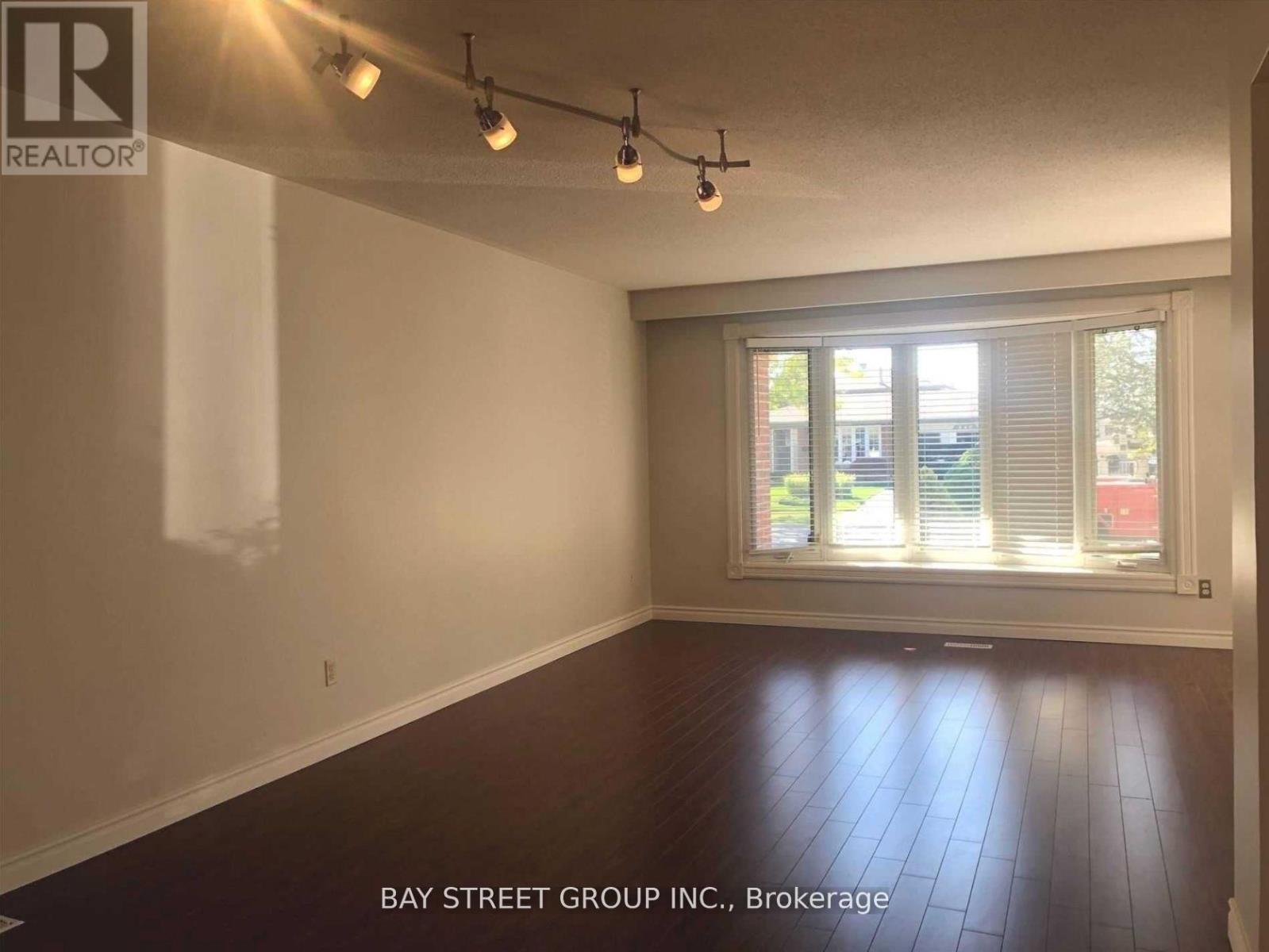 Upper - 641 Eaglemount Crescent, Mississauga, Ontario  L5C 1N8 - Photo 3 - W12615138