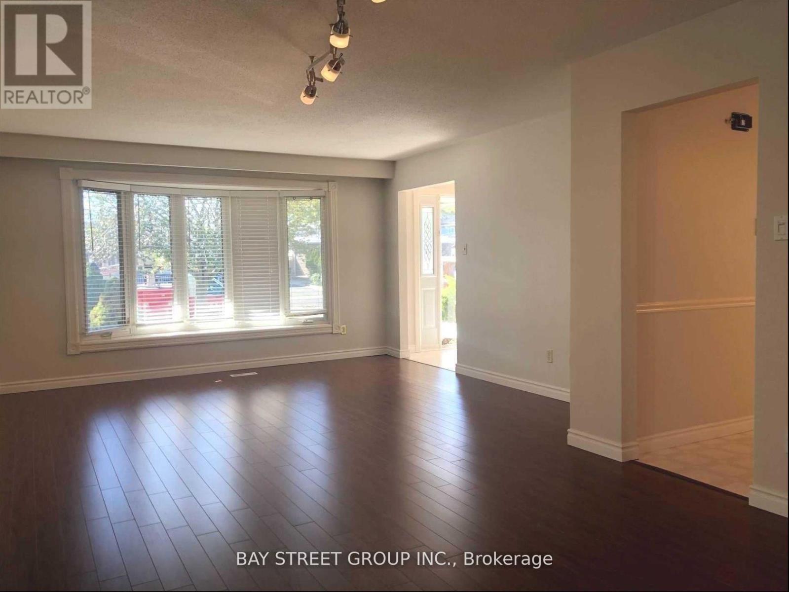 Upper - 641 Eaglemount Crescent, Mississauga, Ontario  L5C 1N8 - Photo 5 - W12615138