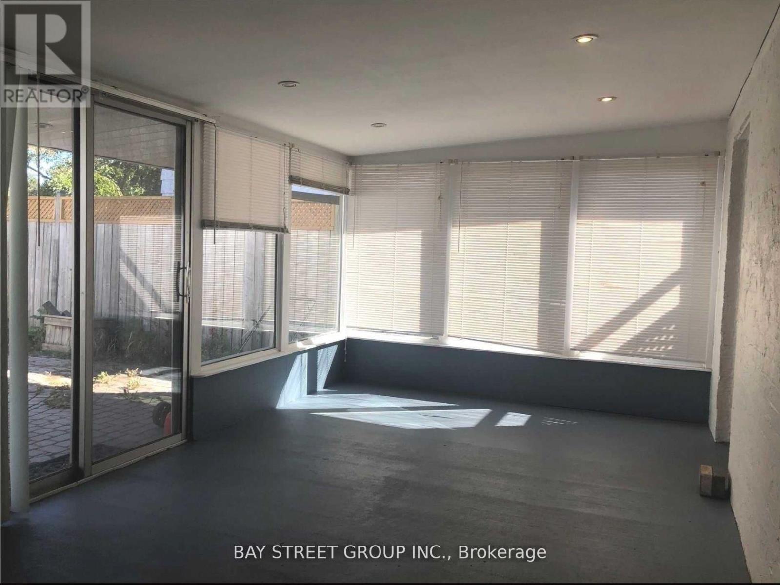 Upper - 641 Eaglemount Crescent, Mississauga, Ontario  L5C 1N8 - Photo 6 - W12615138