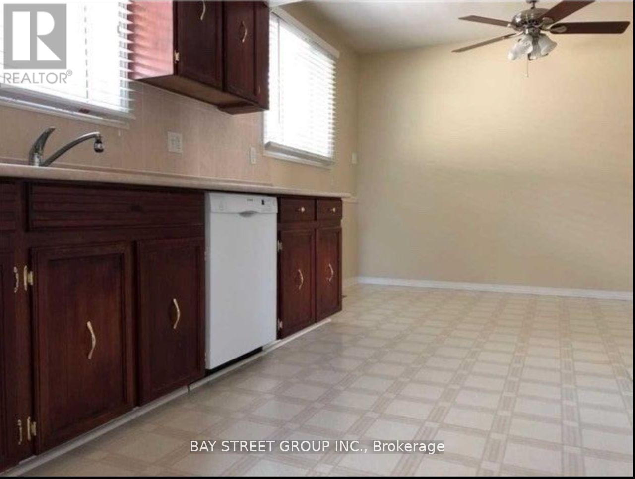 Upper - 641 Eaglemount Crescent, Mississauga, Ontario  L5C 1N8 - Photo 7 - W12615138